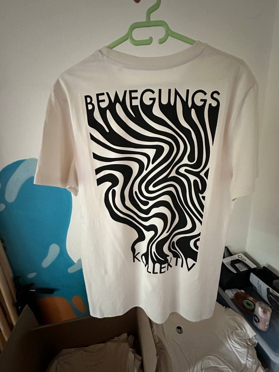 T-shirt am Kleiderbügel